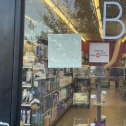 Yeah no, I waited for 45min because I was desperate. They closed early and just hoped nobody would wait. Annoying.