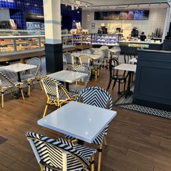 Paris Baguette - Seating area