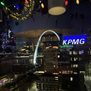 360 Rooftop Bar - Yes, that is the Arch! - Lounges Near Me - St. Louis, Missouri