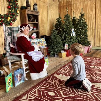Snowcat Ridge - Mrs Claus story time - Tubing Near Me - Dade City, Florida