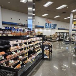 Safeway - Am I in Whole Foods?!! They got a fancy bakery up here!