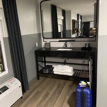 The Darwin Hotel - Mirror/sink - Hotels Near Me - Atlanta, Georgia