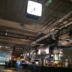 Stations Huiskamer - Leuk detail: er hangt zo'n typische stationsklok.