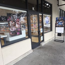 Exterior outside entrance of Paris Baguette - Outside entry - Temecula, California Exterior outside entrance of Paris Baguette - Outside entry - Temecula, California