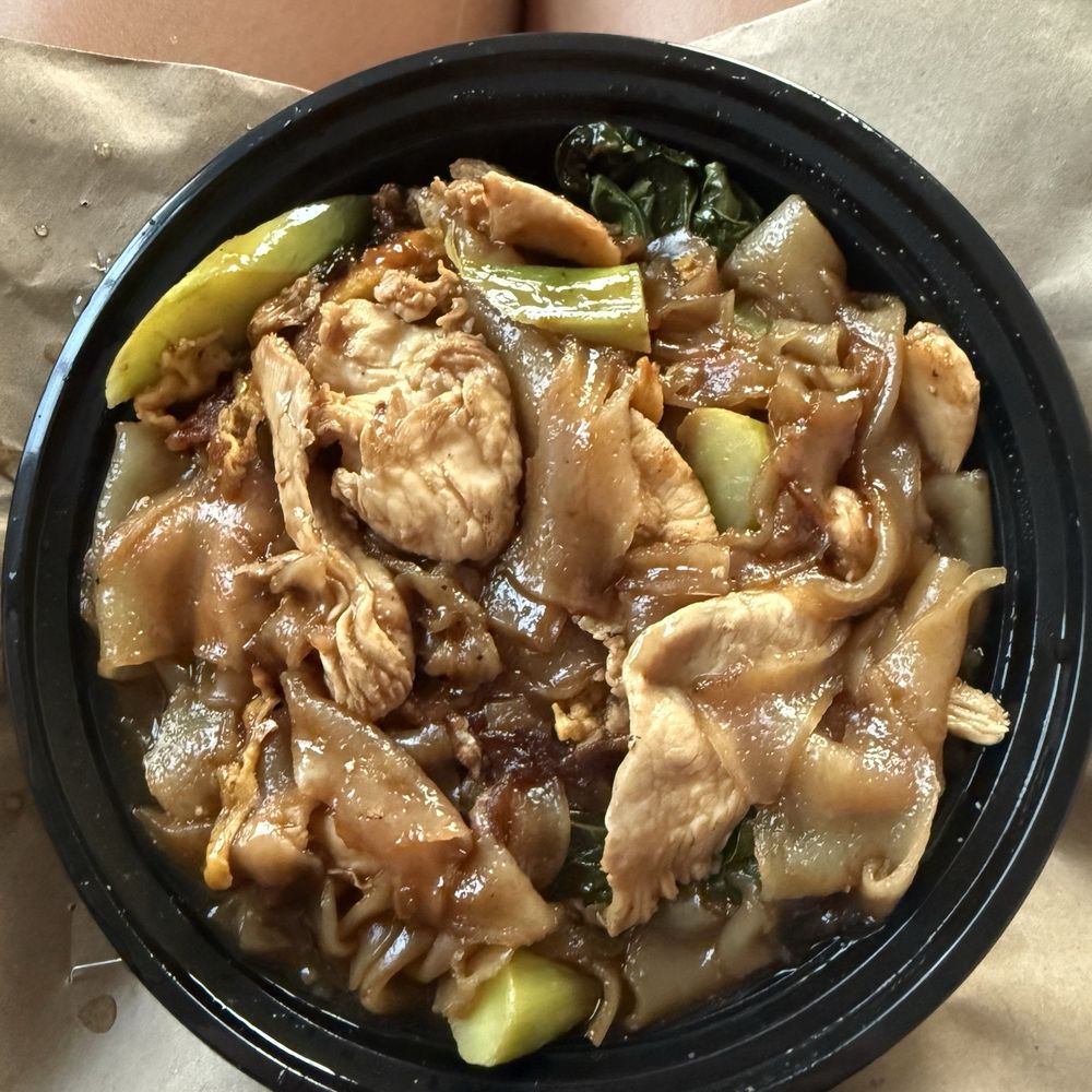 Pad See Ew (chicken) Pad See Ew (chicken)