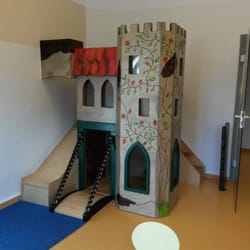 Dr. med. Christiane Schreiber - Spiel und Kletterburg im Wartezimmer