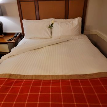 The Pillar and Post - Pillar and Post, Complimentary Rose at Turndown - Hotels Near Me - Niagara-On-The-Lake, Ontario