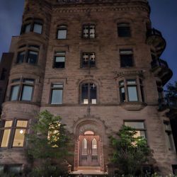 El Moore Lodge & Residences - Outside at night