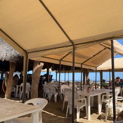 Lazy Daze - Bar and shaded seating