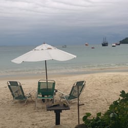 Mestre das Águas - Vista para o mar e mesas na parte externa.
