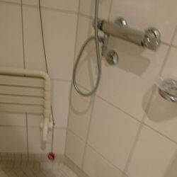 e.V. Krankenhaus Mettmann - Privat STATION 3E Grosse ebenerdige Dusche.
