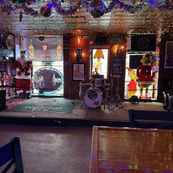 Mom's Place - Pubs Near Me - Chicago, Illinois