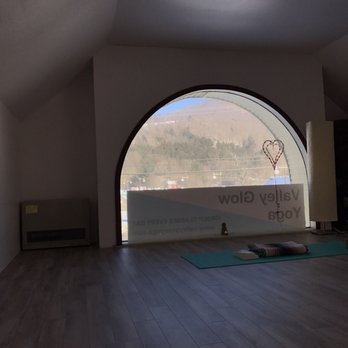 Valley Glow Yoga - 2nd floor studio = nice light and views - Yoga Near Me - Waitsfield, Vermont Valley Glow Yoga - 2nd floor studio = nice light and views - Yoga Near Me - Waitsfield, Vermont