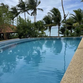 Island View Beachfront Resort - Infinity pool - Resorts Near Me