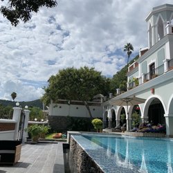 Villa 1927 Art Hotel - Back view with pool