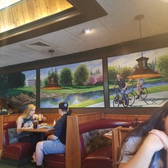 Black Bear Diner Davis - Pretty mural of the UC Davis arboretum - American Near Me - Davis, California