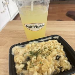 Pineapple lemonade and Mac & Cheese {Small} Pineapple lemonade and Mac & Cheese {Small}