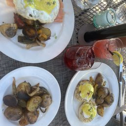 Eggs Benedict comes with potatoes Eggs Benedict comes with potatoes