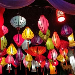 Ruby Falls Cafe Lounge - Rubyfalls Signature Lanterns in the Dining Room area
