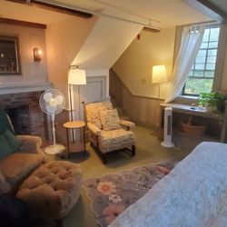 Inn at Bath - Spacious, quiet room included two comfy chairs!