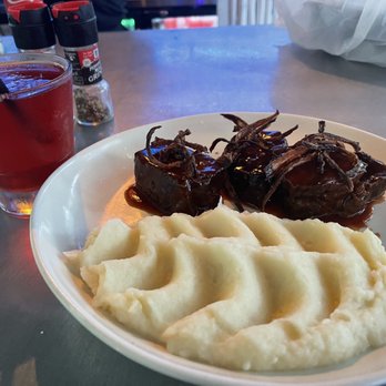 Salt Cafe Miami Beach - Ribs and mash potatoes - Mediterranean Near Me - Miami Beach, Florida Salt Cafe Miami Beach - Ribs and mash potatoes - Mediterranean Near Me - Miami Beach, Florida
