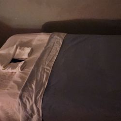 Just Yu Massage - Comfortable massage table