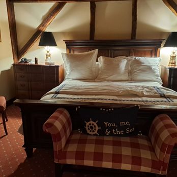 The 1708 House - The huge bed the comfy couch, plenty of dresser space both sides of the bed. - Bed & Breakfast Near Me - Southampton, New York The 1708 House - The huge bed the comfy couch, plenty of dresser space both sides of the bed. - Bed & Breakfast Near Me - Southampton, New York