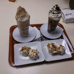 McDonald's - Karamelové a čokoládové frappé s profiterolkami z McCafé