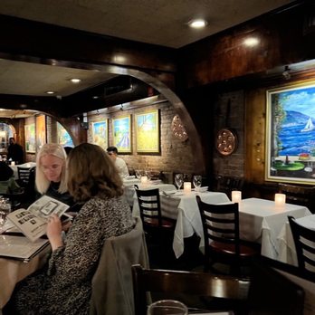Le Rivage - Quiet elegant French restaurant, shortly before closing time - French Near Me - New York, New York Le Rivage - Quiet elegant French restaurant, shortly before closing time - French Near Me - New York, New York