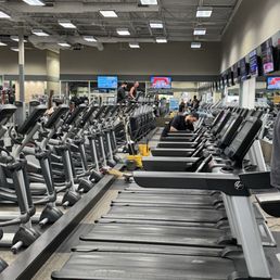 Gilbert at Fitness 19 in Menifee goes out of his way to keep this place clean and welcoming.