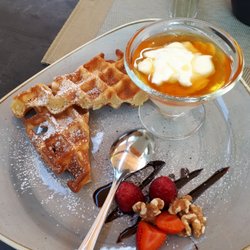 Restaurant Wendenkönig - Frische Waffel mit Joghurt und Honig auf der Terrasse