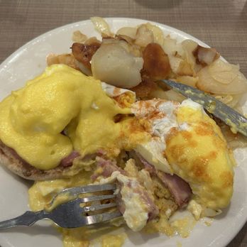 Lou Mitchell's - Benedict - Breakfast & Brunch Near Me - Chicago, Illinois Lou Mitchell's - Benedict - Breakfast & Brunch Near Me - Chicago, Illinois