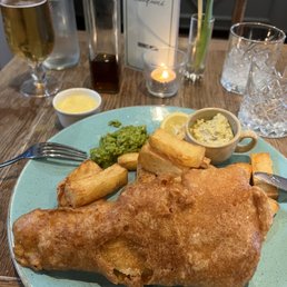 Triple battered cod with chips and peas purée and special sauce Triple battered cod with chips and peas purée and special sauce