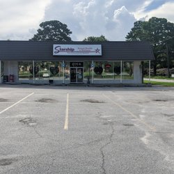 Starship - Large parking lot with ample parking