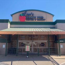 Iconic Eatery and Ice Cream Bar - Iconic Cafe is inside of Annie's health food market