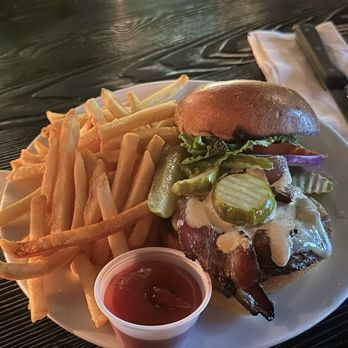 Berry Park - Burger (added cheddar and bacon) - New American Near Me - Brooklyn, New York