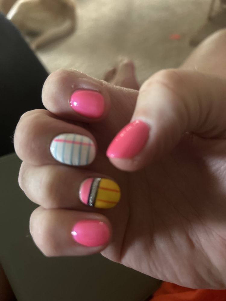 Classic Nail Salon Logo