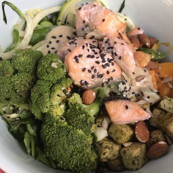 AVOCAI - Green Protein Power Bowl with Baked Salmon - Pilates Near Me - Berlin, BE AVOCAI - Green Protein Power Bowl with Baked Salmon - Pilates Near Me - Berlin, BE