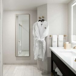 The Axis Moline Hotel, Tapestry Collection by Hilton - Guest room bath