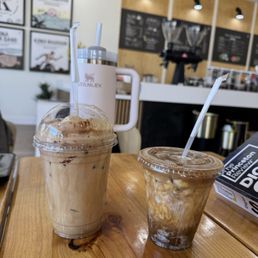Lavender bloom (R) Affogato latte (L) Lavender bloom (R) Affogato latte (L)