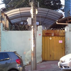 Bar Estabelecimento - Atrás deste portãozinho amarelo tosco está um dos quintais mais gostosos de BH!