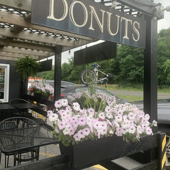 The Apple House - Outside - American Near Me - Linden, Virginia