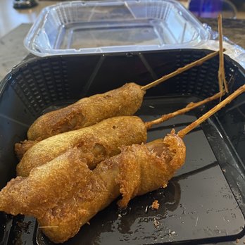 Broken Yolk Cafe - Breakfast Dogs: Extremely oily, overcooked with wood shavings on the food and to-go container. - American Near Me - Glendora, California