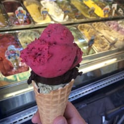 Eiscafe Da Vinci - Pistazie, dunkle Schokolade, Waldfrucht
