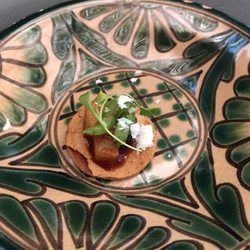 Raíces - Te ofrecen una tostada pequeñita,  cortesía de la casa, llena de sabores típicos mexicanos.