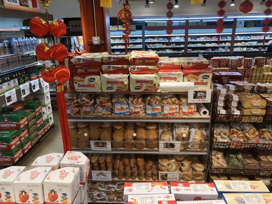 Chang Jiang Supermarket by null