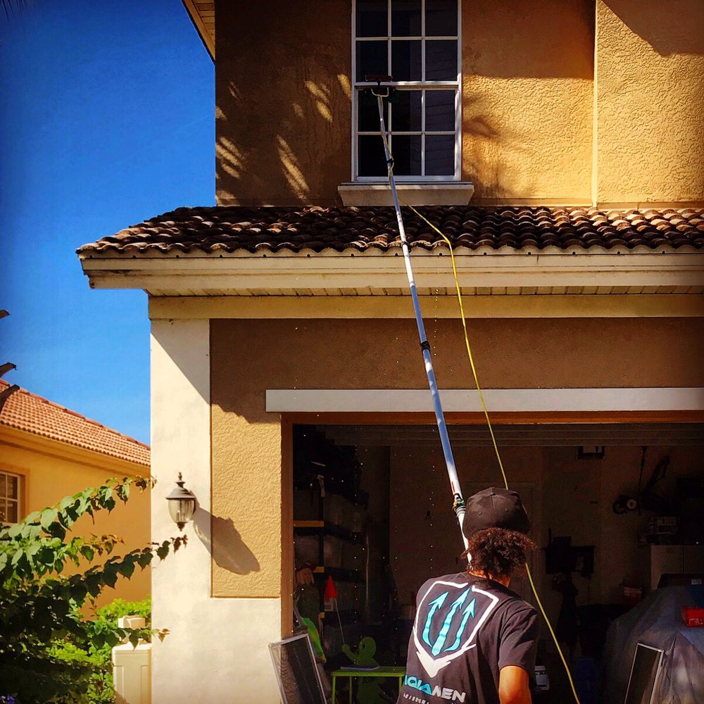 Slide of Aqua Men Pro