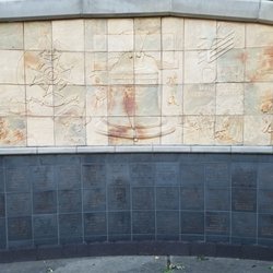 Veterans Memorial Park - Embossed images on the back wall of the American Revolutionary War Memorial