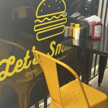 Lets Smash - Outdoor seating - Burgers Near Me - Los Angeles, California