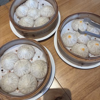 Kung Fu Kitchen - Pork xiao long bao Pork and crab xiao long bao (with the yellow dot) - Dim Sum Near Me - Orlando, Florida Kung Fu Kitchen - Pork xiao long bao Pork and crab xiao long bao (with the yellow dot) - Dim Sum Near Me - Orlando, Florida